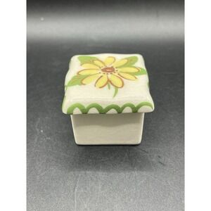 Vintage Small Porcelain Trinket Box w/ Daisy Flower on Lid 1.5" x 1.75" - Dainty